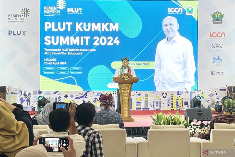 Menteri Koperasi dan Usaha Kecil Menengah (Menkop UKM) Teten Masduki saat memberikan sambutan dalam Pusat Usaha Layanan Terpadu (PLUT) Koperasi dan Usaha Mikro Kecil Menengah (KUMKM) Summit, di Kota Malang, Jawa Timur, Jumat (26/4/2024). ANTARA/Vicki Febrianto