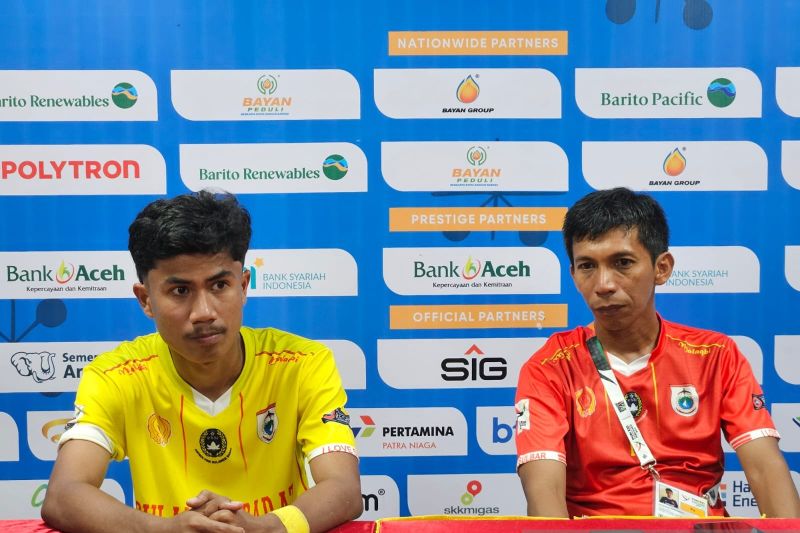 Pelatih tim PON Sulawesi Barat Muhammad Irfan Rahman (kanan) menjawab pertanyaan pewarta pada konferensi pers purna laga melawan Sumatera Utara di Stadion Haji Dimurthala, Banda Aceh, Selasa (3/9/2024). (ANTARA/RAUF ADIPATI)
