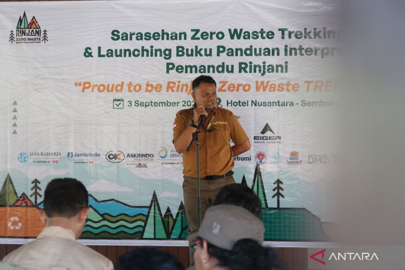 Kepala Balai Taman Nasional Gunung Rinjani Yarman saat memaparkan kondisi sampah Gunung Rinjani dalam kegiatan sarasehan zero waste trekking mountain camp di Sembalun, Lombok Timur, Selasa (3/9/2024). ANTARA/Sugiharto Purnama.