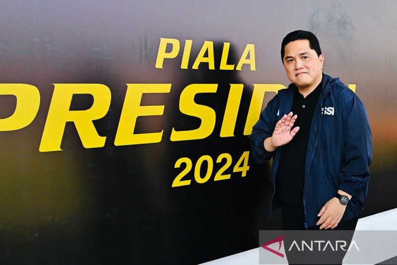 Ketua Umum PSSI Erick Thohir berpose setelah menyaksikan pertandingan pembukaan Piala Presiden 2024 antara Persib Bandung melawan PSM Makassar di Stadion Si Jalak Harupat, Kabupaten Bandung, Jumat (19/7/2024). ANTARA/HO-PSSI/am.