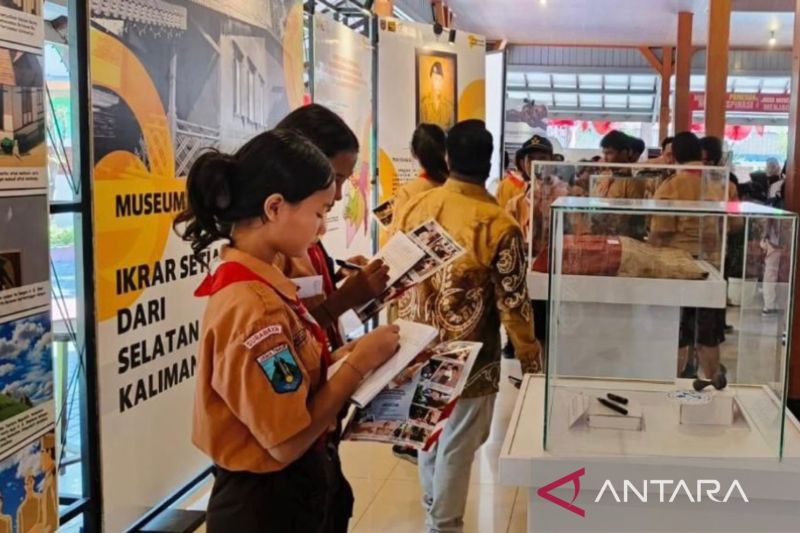 Seorang siswi sekolah menengah pertama mencatat salah satu koleksi pada pameran Museum Cross Musea di Surabaya, Jawa Timur, beberapa waktu lalu. ANTARA/HO-Pemprov Kalsel