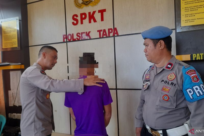 Kapolsek Tapa Iptu Hartoyo (kiri) saat mewawancarai seorang tersangka kasus pencabulan. (ANTARA/Zulkifli Polimengo)