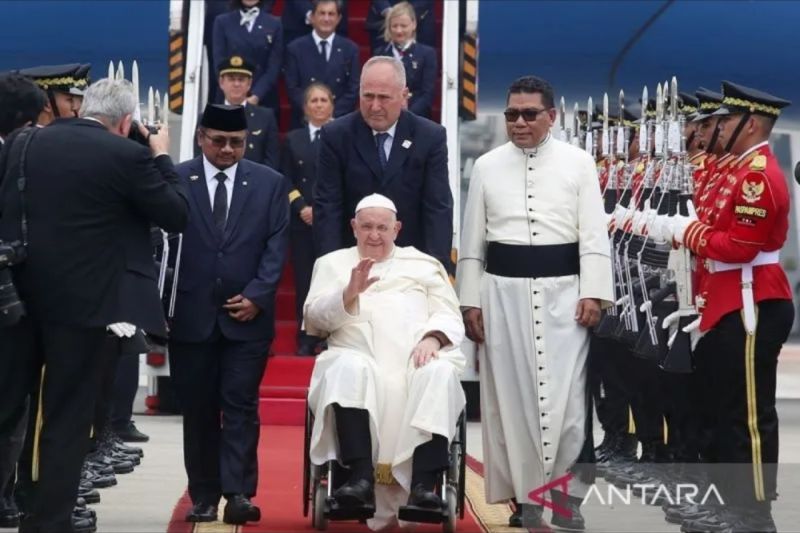 Paus Fransiskus (tengah) turun dari pesawat setibanya dari Vatikan di Bandara Internasional Soekarno Hatta, Tangerang, Banten, Selasa (3/9/2024). ANTARA FOTO/Muhammad Iqbal/tom/am