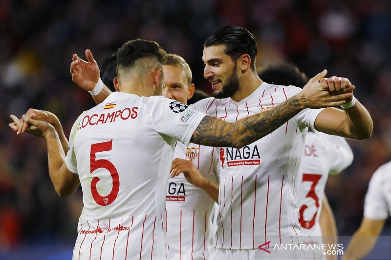 Penyerang Sevilla Rafa Mir (kanan) melakukan selebrasi bersama Lucas Ocampos seusai mencetak gol ke gawang VfL Wolfsburg dalam lanjutan penyisihan Grup G Liga Champions di Stadion Ramon Sanchez Pizjuan, Sevilla, Spanyol, Selasa (23/11/2021) waktu setempat. (ANTARA/REUTERS/Marcelo del Pozo)