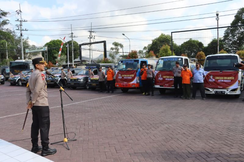 Kapolres Trenggalek AKBP Indra Ranu Dikarta saat memimpin apel menjelang distribusi bantuan air bersih di halaman Mapolres Trenggalek, Selasa (3/9/2024) (ANTARA/HO-Polres Trenggalek)