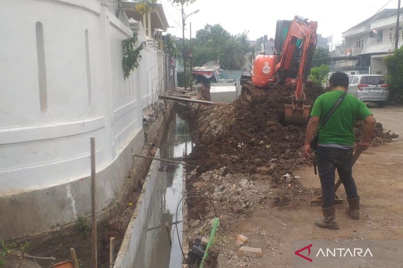 Pekerja tengah memperbaiki saluran air sepanjang 700 meter di lingkungan Perumahan Sunrise Garden, Jalan Surya Wijaya, RT 01/05 Kedoya Utara, Kebon Jeruk, Selasa (2/9/2024). ANTARA/Risky Syukur