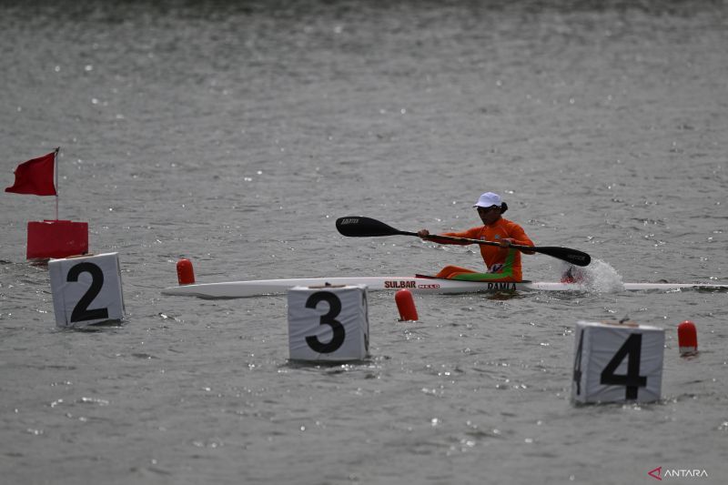 Pedayung Sulawesi Barat Ramla B memacu kecepatan pada kualifikasi dayung nomor canoeing MK1 1000 PON XXI Aceh-Sumut 2024 di Waduk Keuliling Indrapuri, Aceh Besar, Aceh, Selasa (3/9/2024). Ramla B berhasil melaju ke babak selanjutnya dengan catatan waktu 3,49 detik. ANTARA FOTO/Syifa Yulinnas/tom