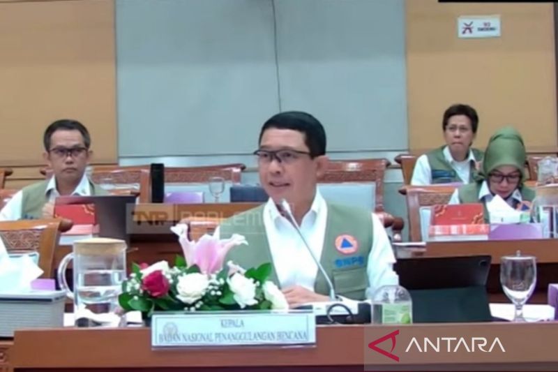 Kepala Badan Nasional Penanggulangan Bencana (BNPB) Suharyanto saat memaparkan program pencegahan bencana dalam rapat kerja bersama anggota Komisi VIII DPR RI di Jakarta, Selasa (3/9/2024). ANTARA/M Riezko Bima Elko Prasetyo.