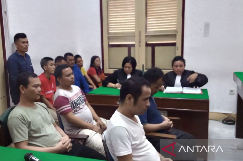 Keempat terdakwa saat mendengarkan putusan majelis hakim, di ruang sidang Cakra VII, Pengadilan Negeri Medan, Selasa (3/9/2024). (ANTARA/Aris Rinaldi Nasution)
