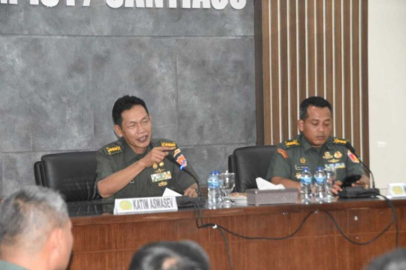 Tim Sintelad Kolonel Kav Muhammad Agung Alamsyah (kiri) dan Kasiintel Kasrem 131/Santiago Kolonel Arm Eko Pristiono (kanan). ANTARA/HO-Penrem 131/Santiago