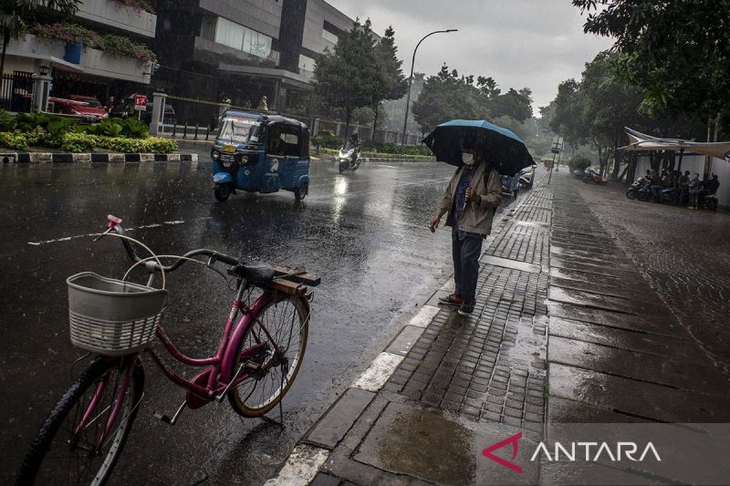 Ilustrasi: Warga berjalan menggunakan payung saat hujan di kawasan Kelurahan Gambir, Jakarta. ANTARA FOTO/Aprillio Akbar/rwa/pri.