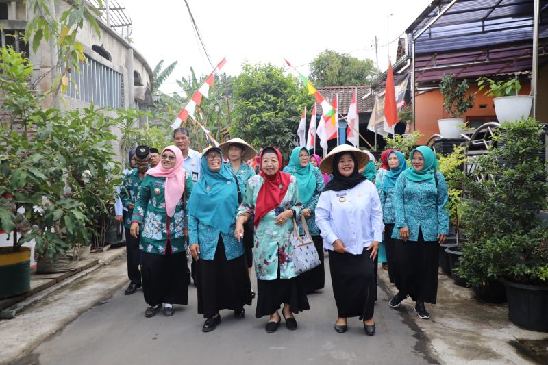 Bupati Sleman Kustini Sri Purnomo bersama Ketua PKK Kabupaten Sleman Sri Hapsari Suprobo saat menerima kunjungan tim monev Hatinya PKK DIY di Padukuhan Jaban, Selasa (3/9/2024). ANTARA/HO-Bagian Prokopim Setda Sleman