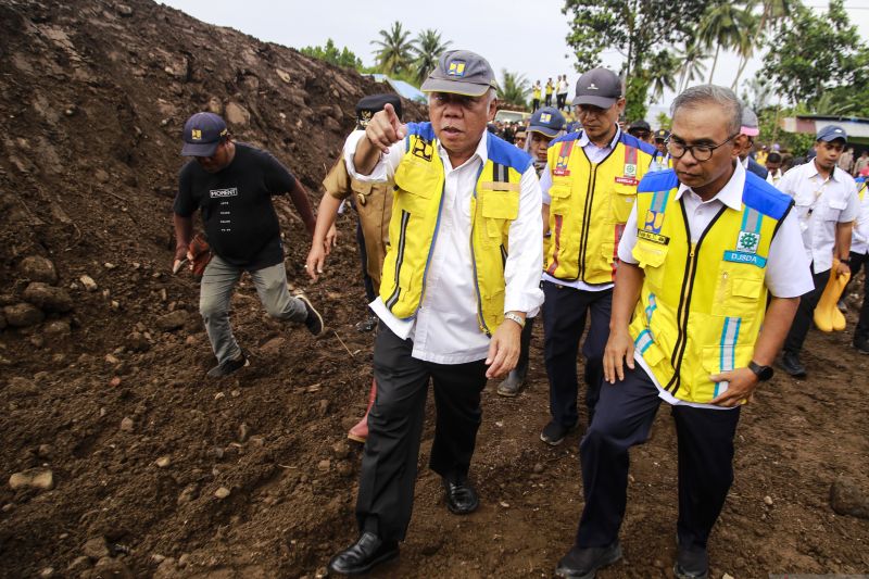 Menteri PUPR Basuki Hadimuljono (kiri) didampingi Kepala Balai Wilayah Sungai Maluku Utara Kalpin Nur (kanan) meninjau lokasi pascabanjir bandang di Kelurahan Rua, Kota Ternate, Maluku Utara, Selasa (3/9/2024). Kunjungan tersebut untuk melihat langsung kondisi permukiman warga yang terdampak bencana banjir bandang dan sebagian besar warga di daerah itu akan direlokasi ke tempat baru serta akan dilakukan perbaikan alur sungai dengan membagun sabo dam sepanjang bantaran Sungai Kali Mati di Kelurah