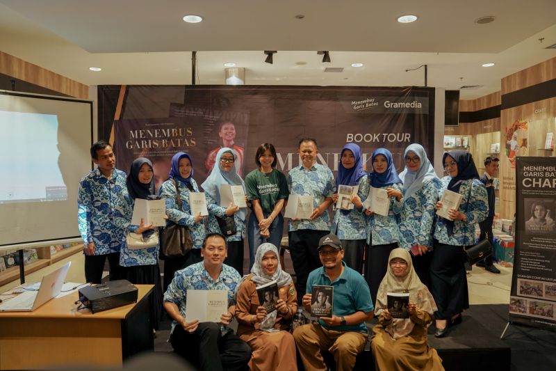 Mantan pebulu tangkis Indonesia Greysia Polii saat melakukan tur buku Menembus Garis Batas di Palembang, Sumatra Selatan, Selasa (3/9/2024). (Humas Menembus Garis Batas)