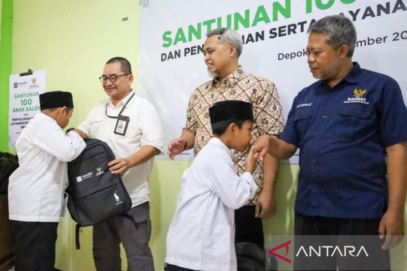 Penyerahan bantuan pendidikan dan santunan untuk 100 anak yatim oleh Baznas RI dan UPZ Bank Mandiri di Panti Asuhan Riyadus Sholihin dan Berkah Sejahtera, Depok, Jawa Barat. (ANTARA/HO-Baznas RI)
