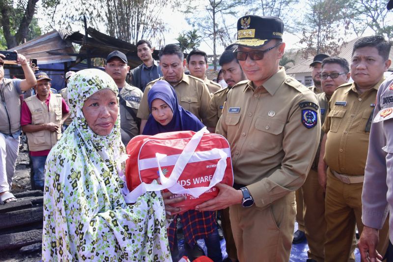 Pj Gubernur Sulsel Zudan Arif menyerahkan bantuan kepada korban kebakaran di TPA Antang di Makassar, Selasa,(3/9).ANTARA/HO-Humas Pemprov Sulsel