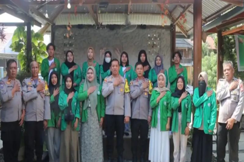Kapolres Pasangkayu Ajun Komisaris Besar Polisi Candra Kurnia Setiawan (tengah) bersama mahasiswa dari Universitas STKIP Tomakaka Pasangkayu pada deklarasi pilkada damai, Selasa (3/9). (ANTARA/HO/Humas Polres Pasangkayu)