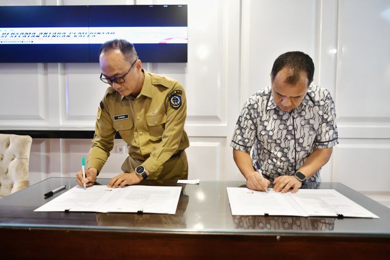 Pj Gubernur Sulsel Zudan Arif dan Presdir Kalla Group Solihin tandatangan MoU pengelolaan CRS di Makassar terkait pelestarian lingkungan.ANTARA/HO-Humas Pemprov Sulsel.