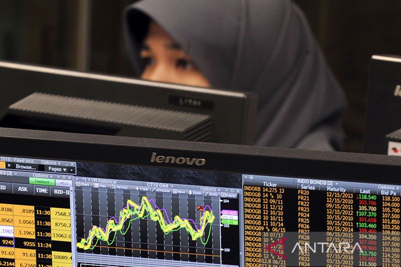 Ilustrasi - Seorang karyawan BNI mengamati harga Surat Utang Negara (SUN) di BNI Treasury, Jakarta. FOTO ANTARA/Prasetyo Utomo/Koz/aa
