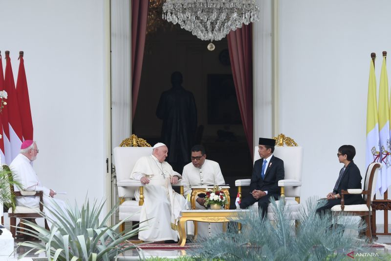 Presiden RI Joko Widodo (kedua kanan) didampingi Menlu Retno Marsudi berbincang dengan Pemimpin Gereja Katolik Dunia Paus Fransiskus (kedua kiri) yang didampingi Staf Dikasteri untuk Dialog Antar-Agama Takhta Suci Vatikan Romo Markus Solo Kewuta (tengah) dan Menlu Vatikan Paul Richard Gallagher di veranda Istana Merdeka, Jakarta, Rabu (4/9/2024). Pertemuan tersebut membahas hubungan bilateral Indonesia dan Vatikan sekaligus membahas isu-isu global, khususnya perdamaian dunia. ANTARA FOTO/Hafidz