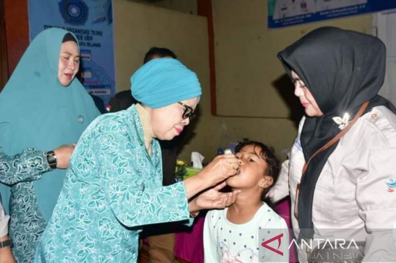 Ketua TP-PKK Rejang Lebong Hj Hartini Syamsul saat memberikan imunisasi polio kepada salah satu anak pada acara PIN Polio secara serentak di Kabupaten Rejang Lebong pada 23 Juli 2024. (ANTARA/dok/Nur Muhamad)