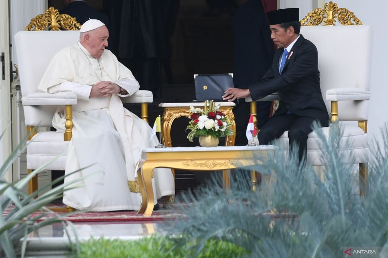 Presiden RI Joko Widodo (kanan) berbincang dengan Pemimpin Gereja Katolik Dunia Paus Fransiskus di veranda Istana Merdeka, Jakarta, Rabu (4/9/2024). Pertemuan tersebut membahas hubungan bilateral Indonesia dan Vatikan sekaligus membahas isu-isu global, khususnya perdamaian dunia. ANTARA FOTO/Hafidz Mubarak A./sgd/rwa.