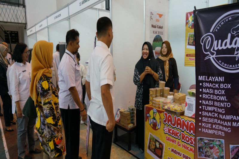 Bupati Gunungkidul Sunaryanta meninjau gerai makanan dalam Business Matching 2024 di GOR Siyono di Kabupaten Gunungkidul, DIY, pada Rabu (3/9/2024). ANTARA/HO-Humas Pemkab Gunungkidul