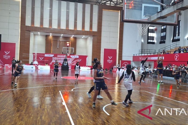 Pemain asal Jawa Barat menembak bola ke ring Tim Aceh pada laga penyisihan 5x5 putri PON XXI Aceh-Sumut 2024 di Gor Harapan Bangsa, Banda Aceh (ANTARA/M Ifdhal)