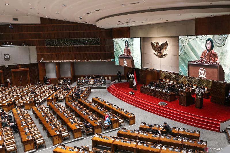 Menteri Keuangan Sri Mulyani Indrawati menyampaikan pendapat akhir presiden saat Rapat Paripurna ke-5 Masa Persidangan I Tahun Sidang 2024-2025 di Gedung Nusantara II, kompleks Parlemen, Senayan, Jakarta, Selasa (3/9/2024). Rapat paripurna tersebut mencakup pengambilan keputusan terhadap RUU tentang Pertanggungjawaban atas Pelaksanaan APBN Tahun Anggaran 2023. ANTARA FOTO/Asprilla Dwi Adha/tom. (ANTARA FOTO/ASPRILLA DWI ADHA)