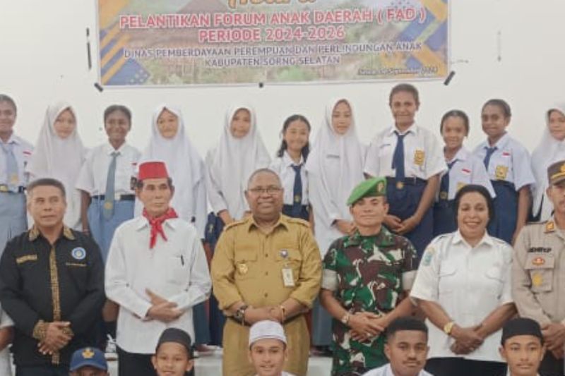 Bupati Sorong Selatan, Samsudin Anggiluli melantik pengurus forum anak daerah (ANTARA/Paulus Pulo)