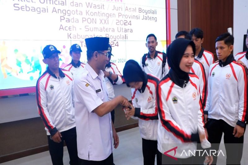 Bupati Boyolali M. Said Hidayat saat memberikan salam kepada para atlet asal Boyolali yang akan mewakili Provinsi Jateng pada PON XXI 2024 di Banda Aceh dan Sumut, di ruang Merbabu Kanto Bupati Boyolali, Rabu (4/9/2024) (ANTARA/Bambang Dwi Marwoto)