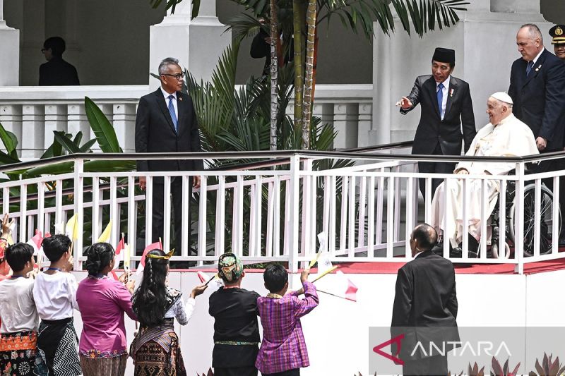 Ilustrasi: Presiden Joko Widodo (ketiga kanan) bersama Pemimpin Takhta Suci Vatikan Sri Paus Fransiskus (kedua kanan) menyapa sejumlah anak usai pertemuan di Istana Negara, Jakarta, Rabu (4/9/2024). . ANTARA FOTO/Muhammad Adimaja/rwa/pri. (ANTARA FOTO/MUHAMMAD ADIMAJA)