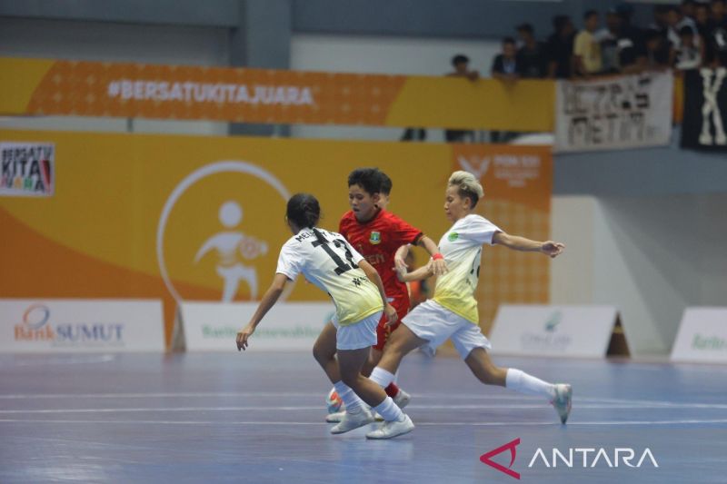 Laga antara tim futsal putri Banten (merah) melawan Kalimantan Timur yang berkesudahan dengan hasil imbang 3-3 (ANTARA/Juraidi)