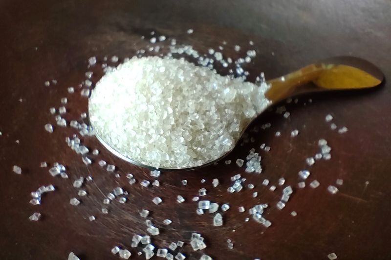 Gula pasir yang beredar di pasaran biasanya mengandung sukrosa, pada penderita diabetes sukrosa masih diperbolehkan dikonsumsi dalam jumlah sewajarnya. ANTARA/Sizuka
