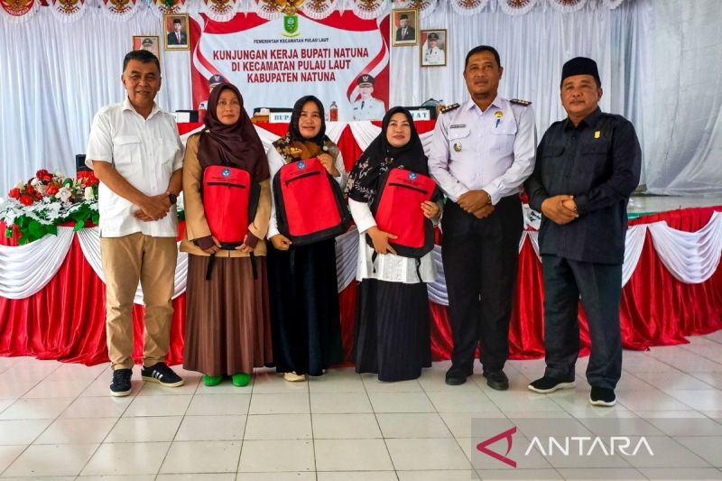 Foto bersama usai penyerahan bantuan kepada kepala sekolah dasar di Kecamatan Pulau Laut Rabu (4/9). ANTARA/Muhamad Nurman