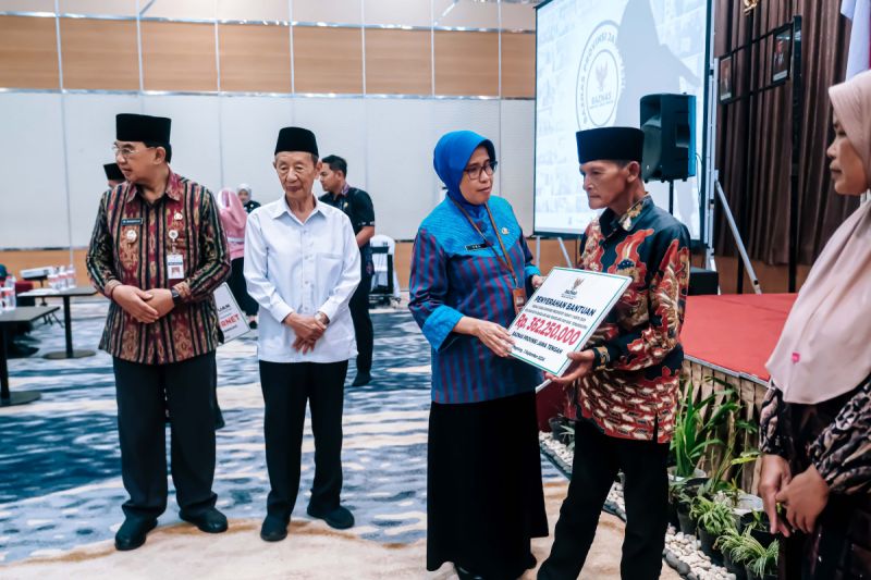 Asisten Pemerintahan dan Kesra Sekretaris Daerah Provinsi Jawa Tengah Ema Rachmawati menyampaikan bantuan kepada mustahik produktif. ANTARA/HO - Bagian Prokompim Kota Magelang