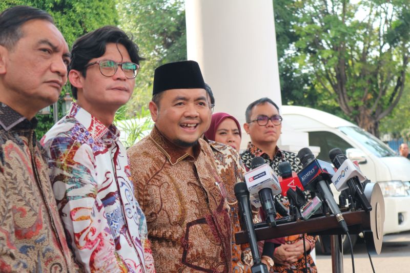 Ketua KPU RI Mochammad Afifuddin (ketiga dari kiri) memberikan keterangan kepada wartawan di Istana Kepresidenan Jakarta, Rabu (4/9/2024). ANTARA/Rangga Pandu Asmara Jingga