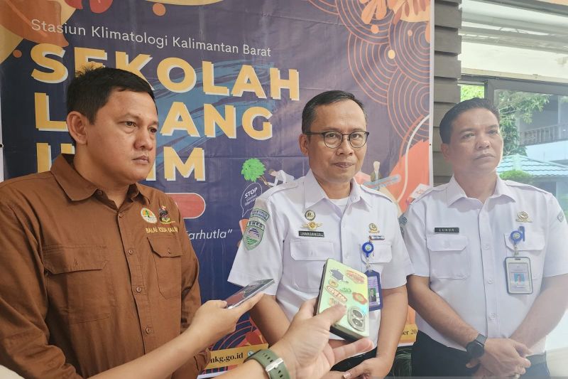 Kepala Balai Besar Meteorologi, Klimatologi, dan Geofisika (BBMKG) Wilayah II Hartono didampingi Kepala Stasiun Klimatologi KalbarLuhur Tri Uji Prayitno dan Kepala Balai Konservasi Sumber Daya Alam (BKSDA) Kalbar Widodo memberikan keterangan pers terkait Sekolah Lapang Iklim (ANTARA/Rendra Oxtora)