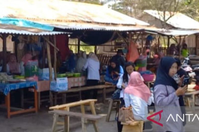 Masyarakat Desa Air Anyir memeriahkan tradisi budaya Rebo Kasan di Pantai Anyir, Kabupaten Bangka, Provinsi Kepulauan Bangka Belitung, Rabu (4/9/2024). ANTARA/Kasmono