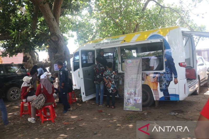 Dinas Penanaman Modal dan Pelayanan Satu Pintu (DPMPTSP) Kotabaru Kalimantan Selatan membuka layanan perizinan hingga ujung plosok Desa Teluk Aru di Kecamatan Pulau Laut Kepulauan. ANTARA-HO/IST/hmskominfoktb