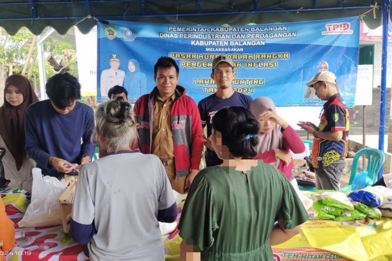 Arsip - Sejumlah warga Desa Dayak Pitap saat berbelanja di pasar murah yang diadakan Dinas Perindustrian dan Perdagangan (Disperindag) Kabupaten Balangan, Selasa (27/8/2024). ANTARA/HO-Disperindag Balangan