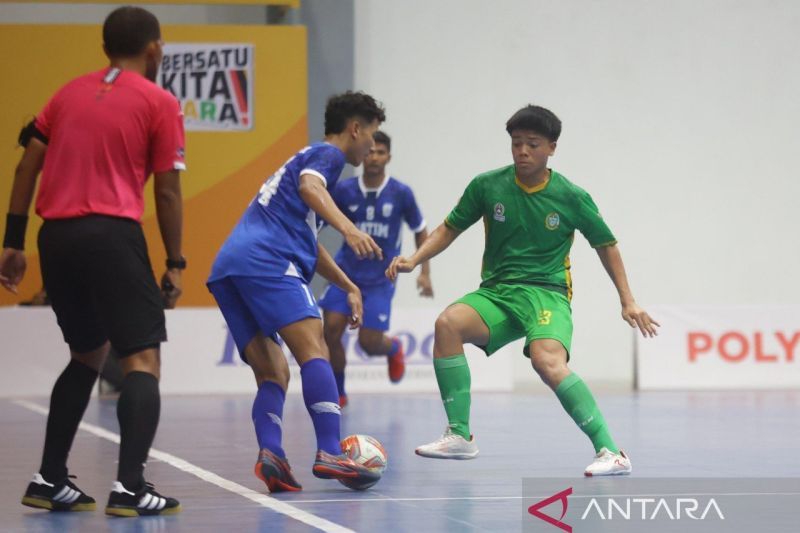 Laga antara tim futsal putra Sumatera Utara (hijau) melawan Jawa Timur yang dimenangkan Jawa Timur dengan skor 2-1 (ANTARA/Juraidi)