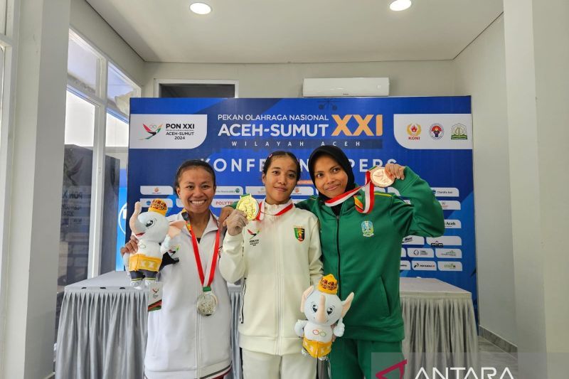 Lifter Jakarta Lisa Indriyani (kiri), lifter Lampung Adelia Prasasti (tengah), dan lifter Jawa Timur Lisa Setiawati (kanan) berpose setelah konferensi pers purna pertandingan angkat besi kelas 45 kilogram putri di GOR Seramoe, Banda Aceh, Rabu (4/9/2024). (ANTARA/RAUF ADIPATI)