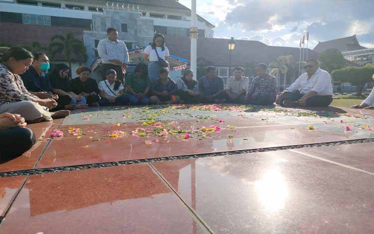Para ahli waris Dambung Djaya Angin saat ziarah dan berdoa di makam Dambung Djaya Angin (Foto : PATHUR)