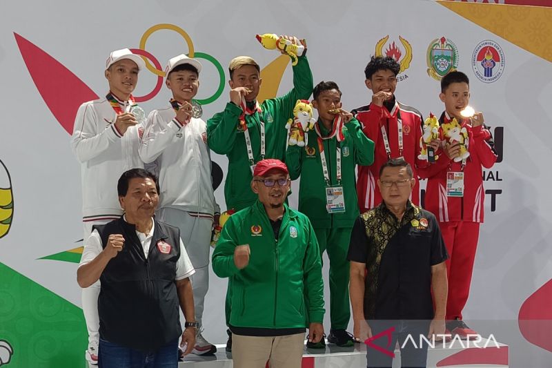 Tim Jawa Timur (tengah) menggigit medali emas dalam cabang olahraga barongsai dengan nomor pertandingan barongsai halang rintang pada Pekan Olahraga Nasional (PON) XXI Aceh-Sumatera Utara 2024 di Gedung MMA komplek Sport Center, Kabupaten Deli Serdang, Sumatera Utara, Rabu.