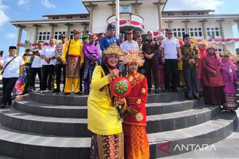 Pemerintah Kota Pangkalpinang menggelar lomba tari sambut tungkat pelajar untuk menyemarakkan Hari Jadi Ke-267 Kota Pangkalpinang yang digelar di Kantor Wali Kota Pangkalpinang, Rabu (4/9/2024). (ANTARA/HO-Diskominfo Kota Pangkalpinang)