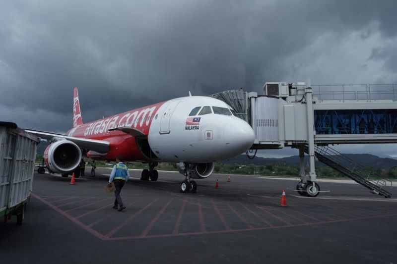 Pesawat Airbus A320 yang dioperasikan maskapai penerbangan AirAsia dengan nomor penerbangan AK336 membawa sebanyak 169 penumpang dari Kuala Lumpur, Malaysia ke Labuan Bajo. (ANTARA/HO-Divisi Komunikasi Publik BPOLBF)