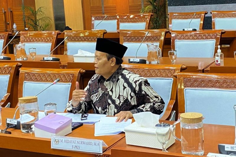 Dokumentasi - Wakil Ketua MPR RI sekaligus Anggota DPR RI Komisi VIII Hidayat Nur Wahid dalam rapat kerja (raker) Komisi VIII DPR RI bersama Menteri Sosial (Mensos) RI Tri Rismaharini di Kompleks Parlemen, Senayan, Jakarta, Selasa (3/9/2024). ANTARA/HO-MPR