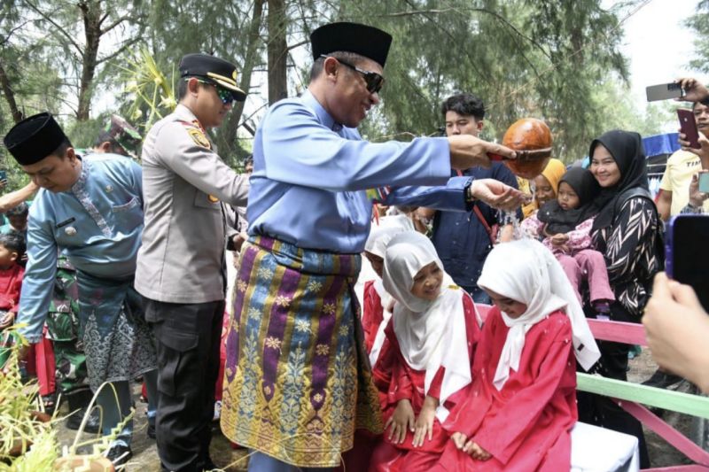 Wabup Bengkalis Bagus Santoso ketika mengguyur remaja di Pulau Rupat dalam Festival Budaya Mandi Safar. ANTARA/HO-Diskominfotik Bengkalis