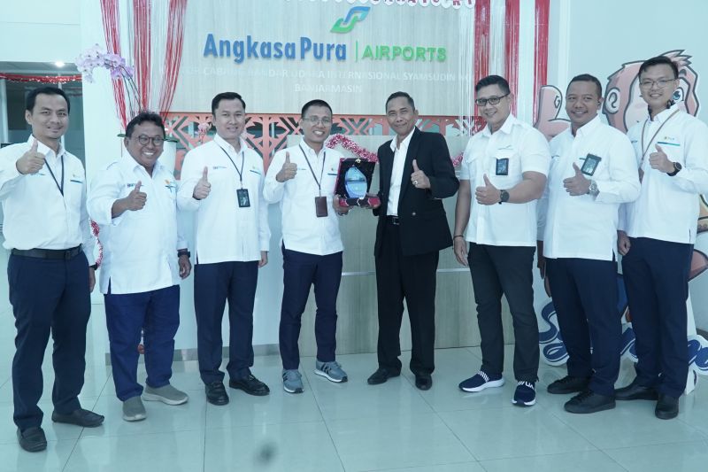 Foto bersama GM PLN UID Kalselteng bersama jajarannya sambil menyerahkan plakat PLN Mobile kepada General Manager Angkasa Pura I Bandara Syamsuddin Noor Dony Subardono saat kunjungan dalam rangka Hari Pelanggan Nasional (HPN) 2024. (ANTARA/HO-PLN UID Kalselteng)